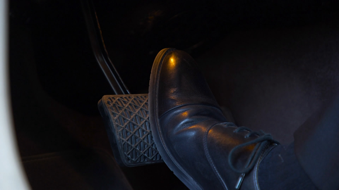 刹车和离合一起踩会怎么样,刹车和离合一起踩会有什么后果