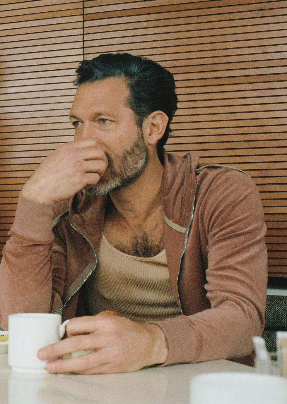 这组时尚大片好精彩，两位男模演绎凄美爱情故事！