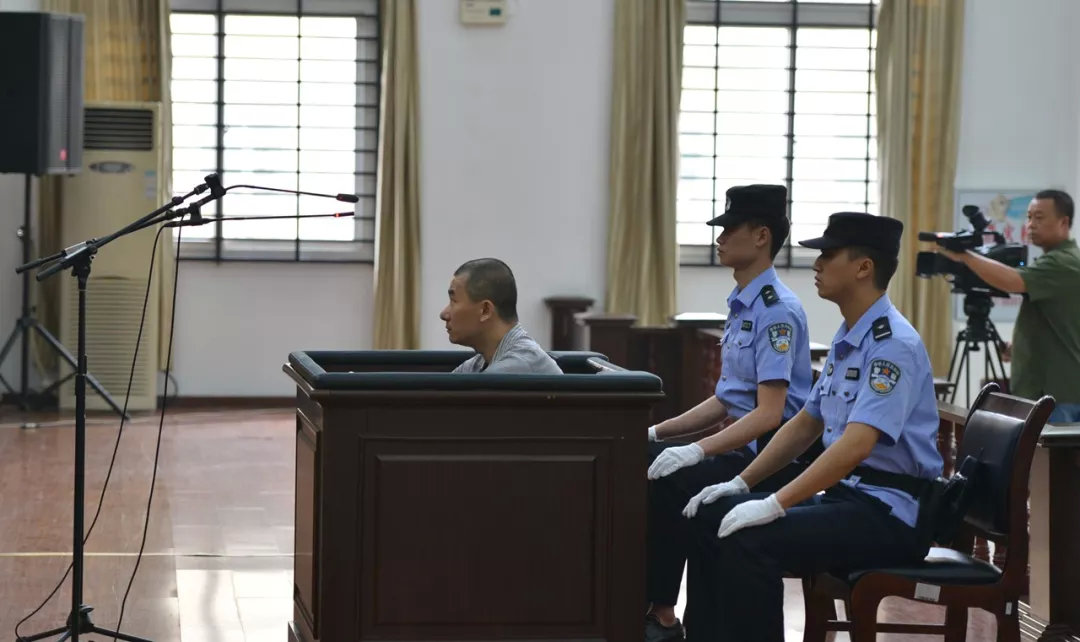 杀害狱警刘彦的凶手被执行死刑,刑满释放杀狱警刺伤法官案