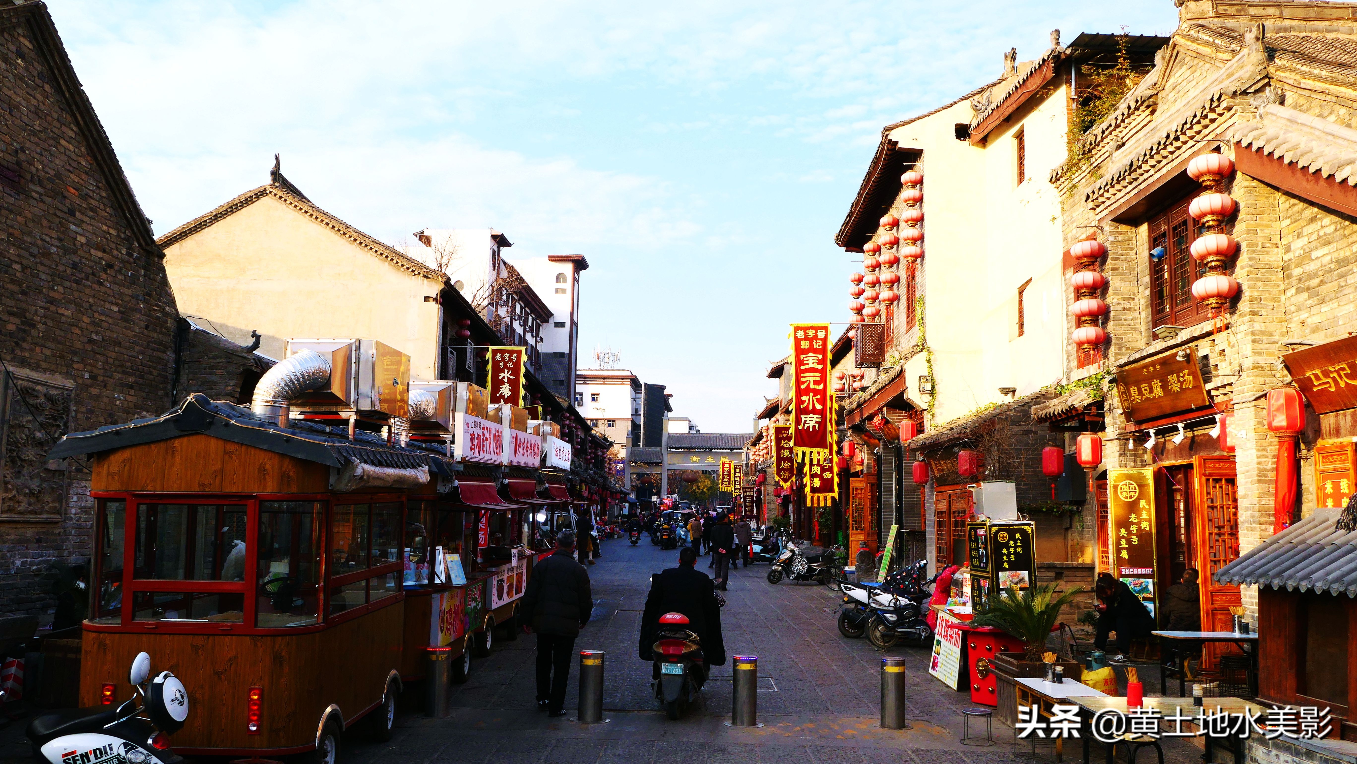 一群鸽子绕鼓楼盘旋,一家老外吃在洛阳,漫步在洛阳老城的街上