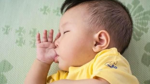 新生宝宝睡觉不踏实是怎么回事,宝宝睡不实经常被吓醒