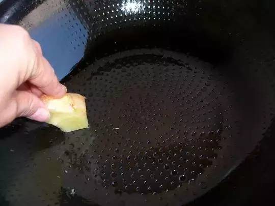 衣服上的霉菌斑点怎样去除,衣服上霉菌斑最有效的方法