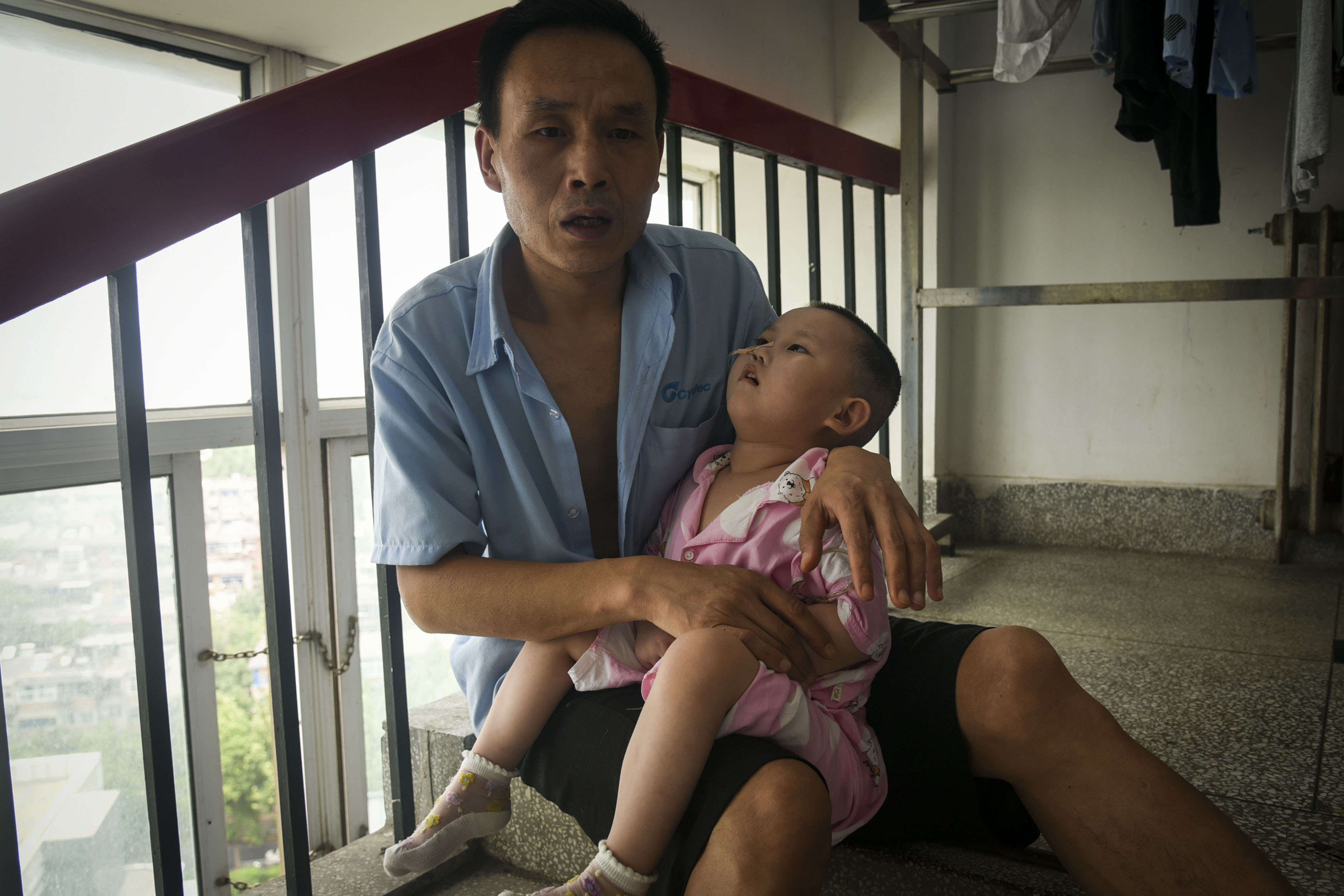 女婴患重症耽误治疗变“植物人”，母亲又患精神分裂一把火烧光家