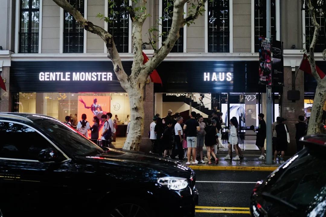 别争了,这条马路才是魔都内卷之王