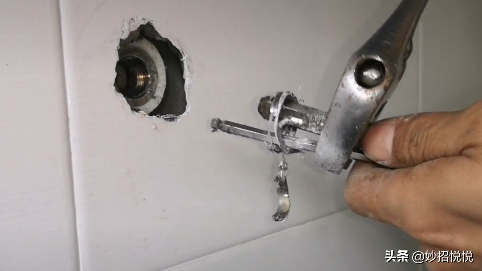 水龙头断在墙里怎么维修,水龙头断墙壁里了怎么更换