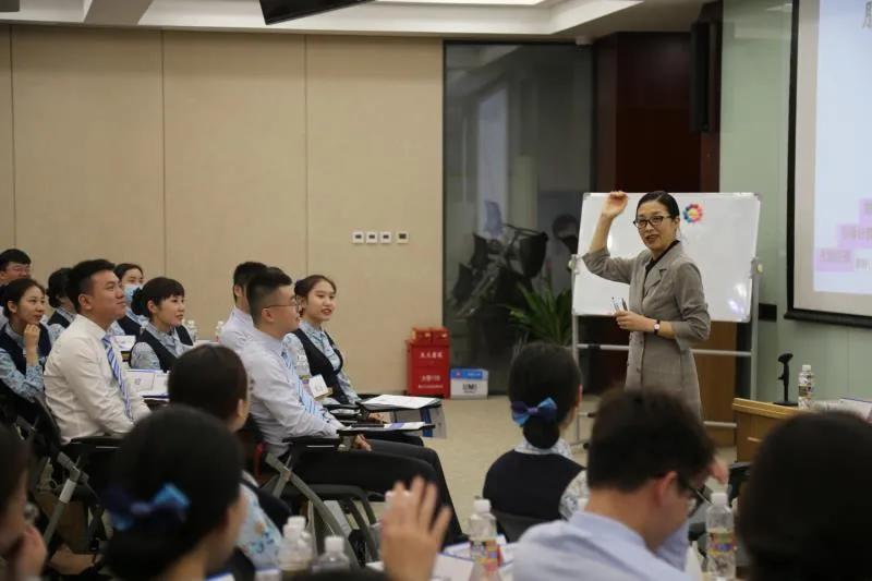 银行厅堂服务礼仪培训,人民银行开展知识培训会