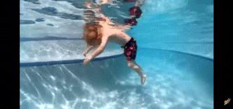 游泳腿怎么浮起来不沉下去,游泳时腿总往下沉是啥原因