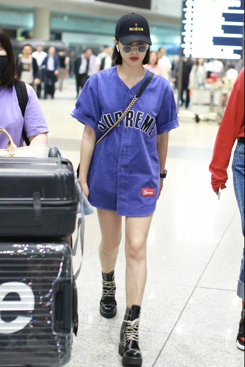 谁说球衣不是时髦的衣服?明明可以性感与可爱兼具