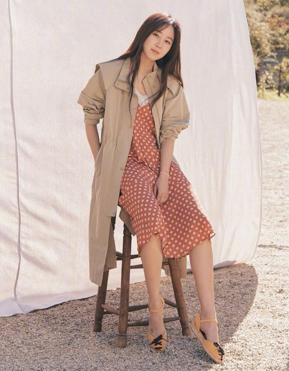 40岁女人怎样避免老气？韩国女星孔晓振碎花裙穿搭，少女感十足