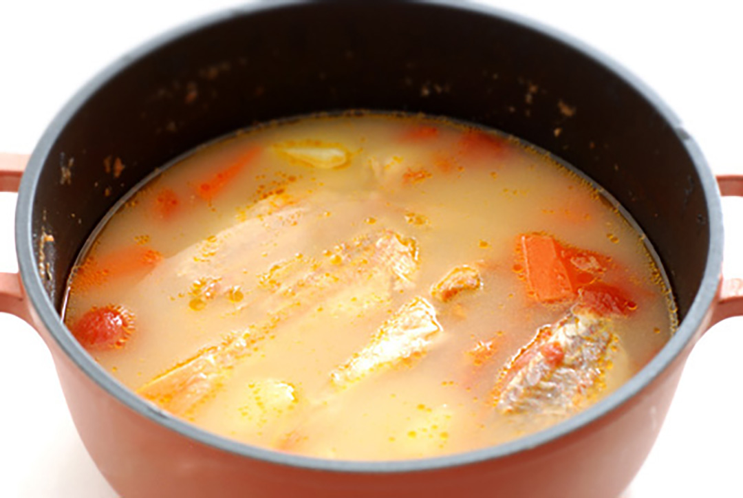 鱼汤熬出来有点发黑什么原因,鱼汤熬出来很浑浊怎么办