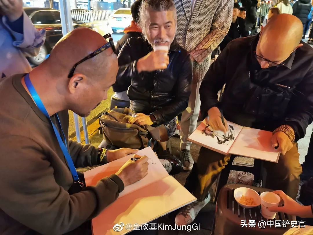 毛不易护士搞笑视频,毛不易改不掉的护士习惯