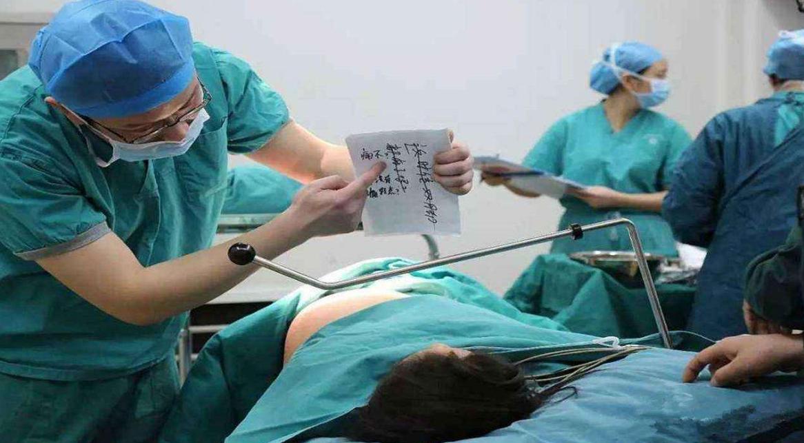 面对妇产科3大尴尬事：内检、刮毛、剖腹，男医生怎么想？