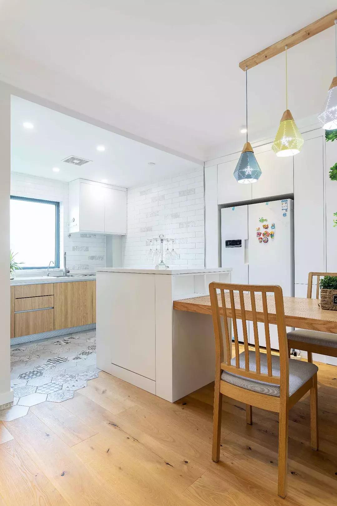 手绘墙画树北欧风,北欧风客厅手绘墙