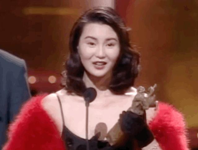 女明星舞台突发礼服事故,韩国女明星礼服意外脱落死亡