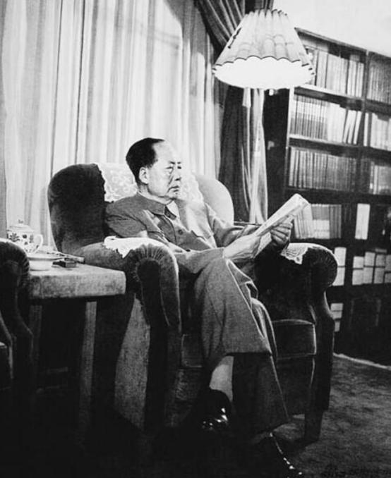 华罗庚读完《七律和郭沫若同志》,给毛主席写信:勤学毛著脱旧胎