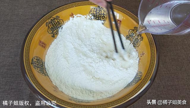 面团松弛的正确方法,面团揉太干发不起来怎么补救