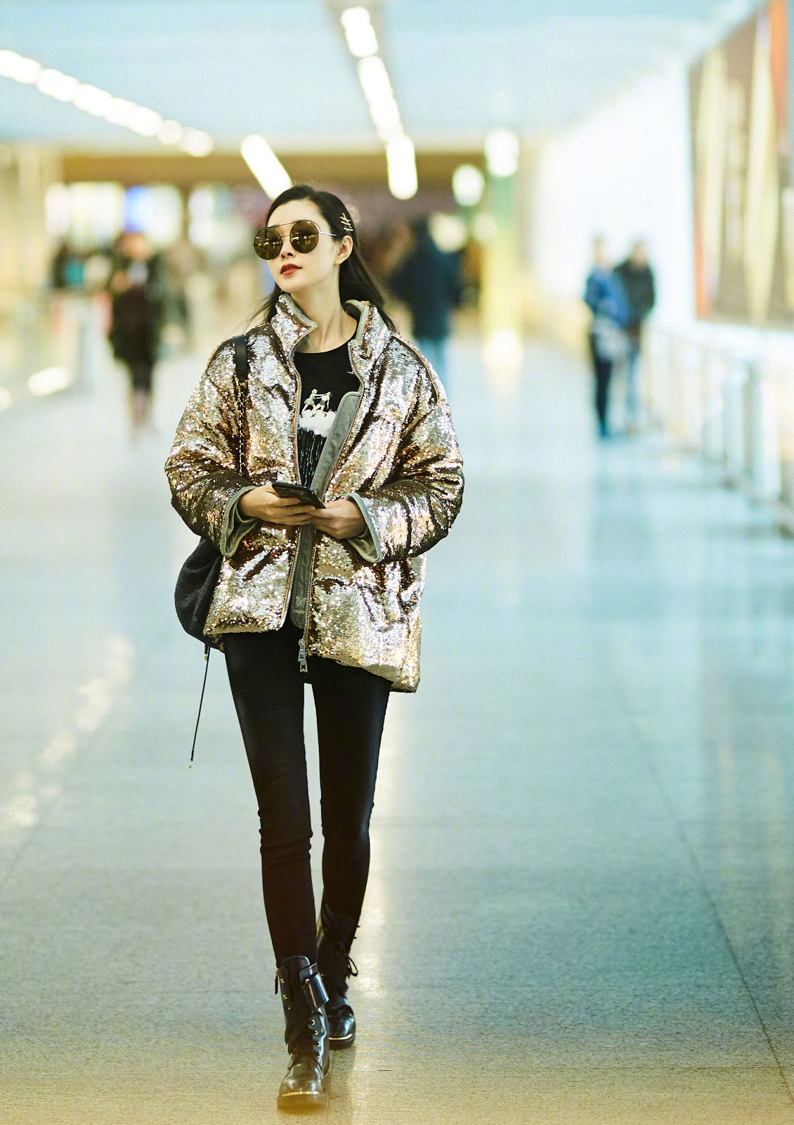 《庆余年》中她是范闲迷妹，今穿蓝色印花抹胸裙，秀香肩惊艳迷人