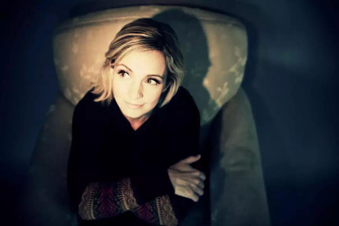 她是音乐之森的精灵，拥有被上帝吻过的嗓音