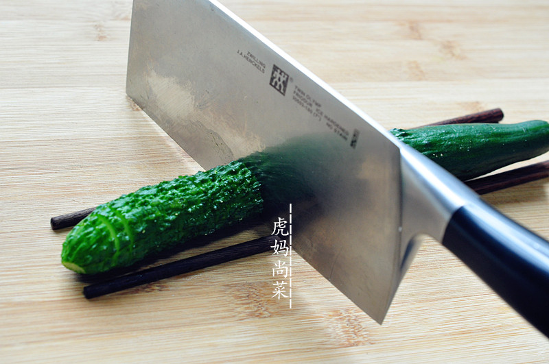 简单蓑衣黄瓜制作教程,不用刀的凉拌黄瓜