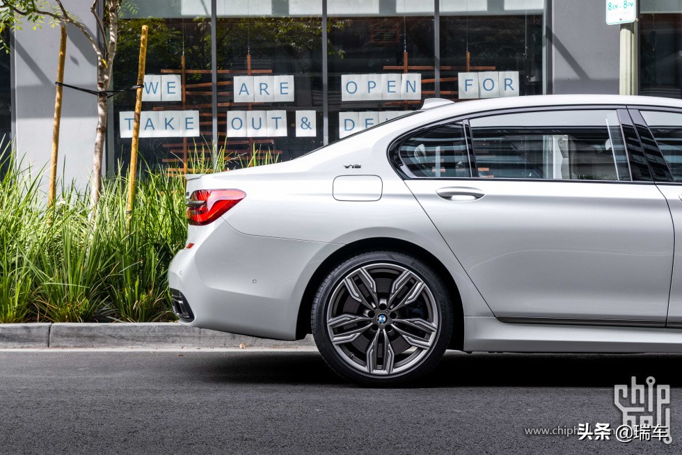 新款宝马m760liv12曜影特别版,宝马的v12