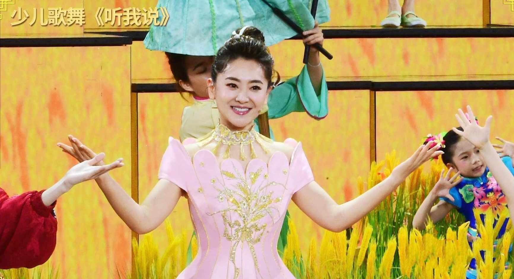 王源在春晚采访上说的话,王源和月亮姐姐上春晚的节目视频