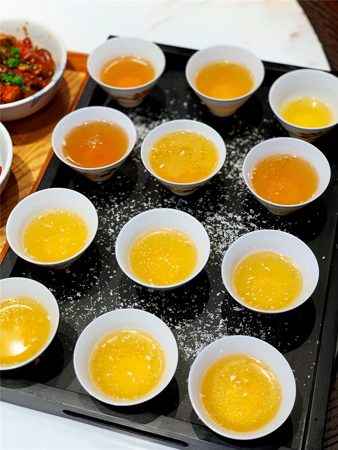 长春桂林路有家电影《叶问》同款火锅酒馆，楼里面有座“香港城”