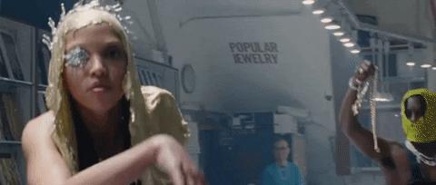 广东大妈开挂人生：靠金链称霸美国嘻哈圈，还被碧昂丝叫妈妈