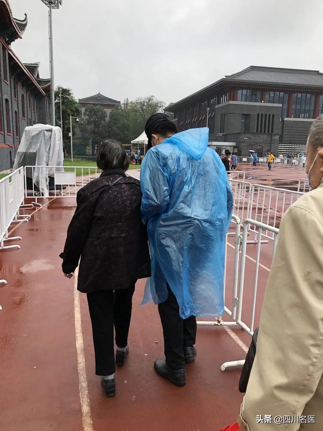 火爆！数万人“追星”华西坝