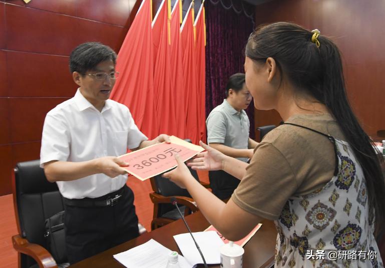 怎么资助贫困大学生读书,贫穷大学生最省钱的方法