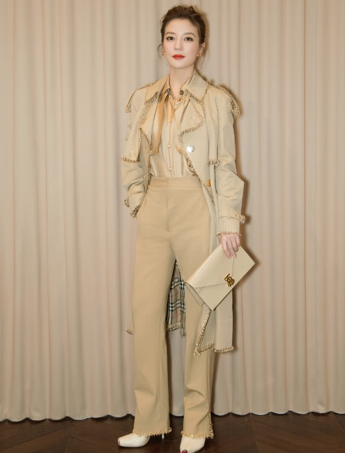 赵薇的时尚我不懂，好好的“冬瓜鞋”非要切个口，是给脚趾呼吸？