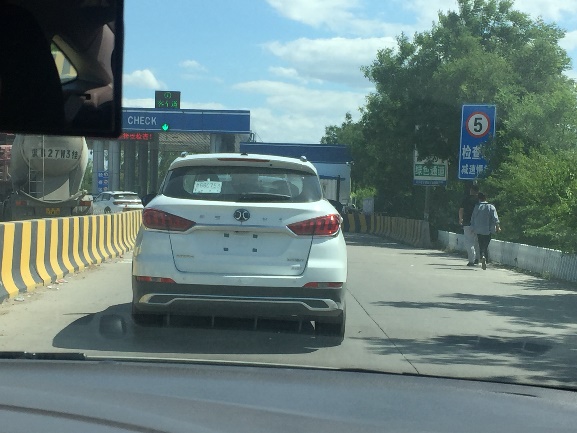 端午返京车流混进了一匹“汗血宝马”路人围观更堵了