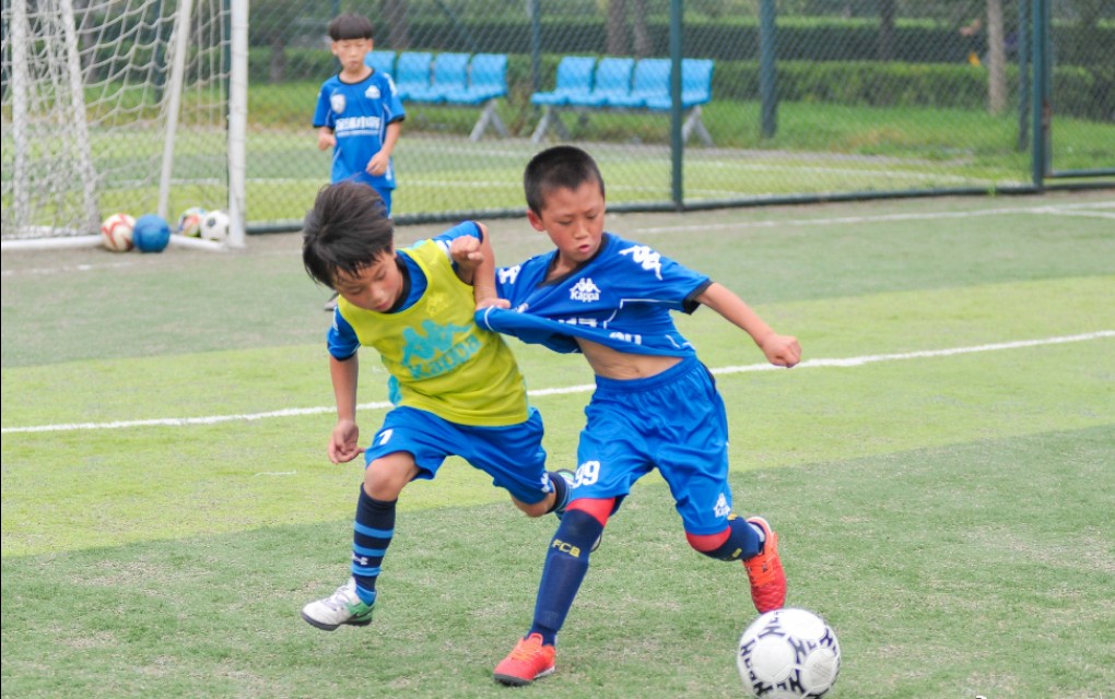 两个青训队员倒钩射门,足球对抗性的射门练习