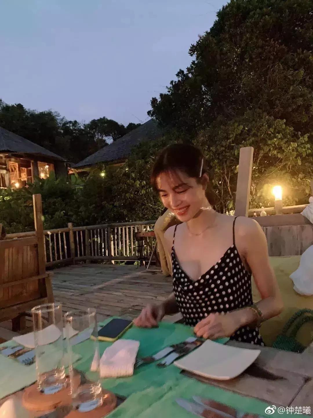 洋气上档次吊带裙秋冬内搭,今年最火的吊带裙内搭