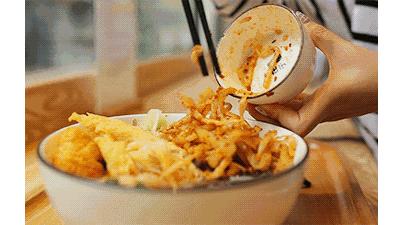 对不起韩国，螺蛳粉是中国的，炸酱面也是中国的（菲李漫画）