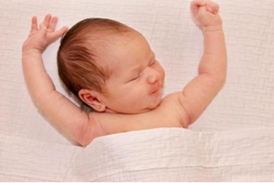 孩子发烧伸懒腰是不是长个子,小朋友伸懒腰对于个子长高吗