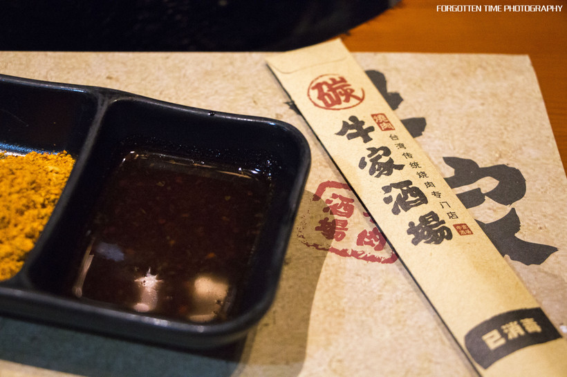 等待烤盘上的肉，就像是异地恋的情侣，看得见却吃不到