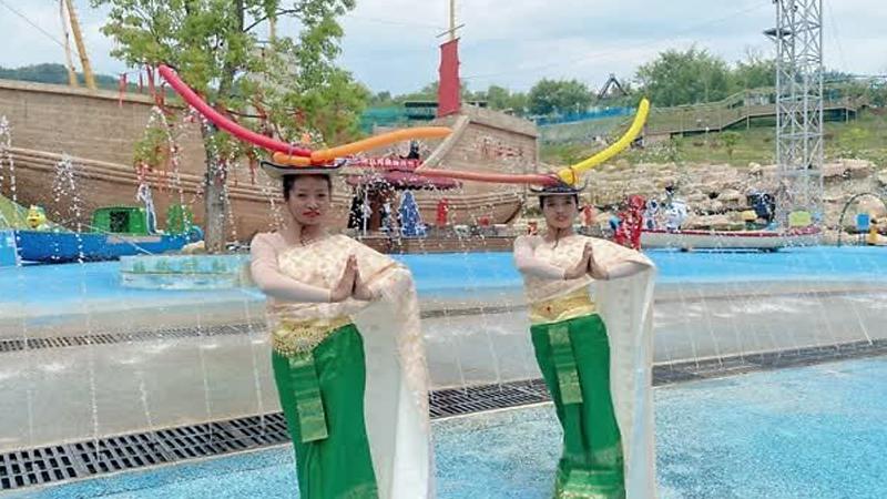 “一米帽”太可爱了！学生戏称回到宋朝，游客争相多要几个