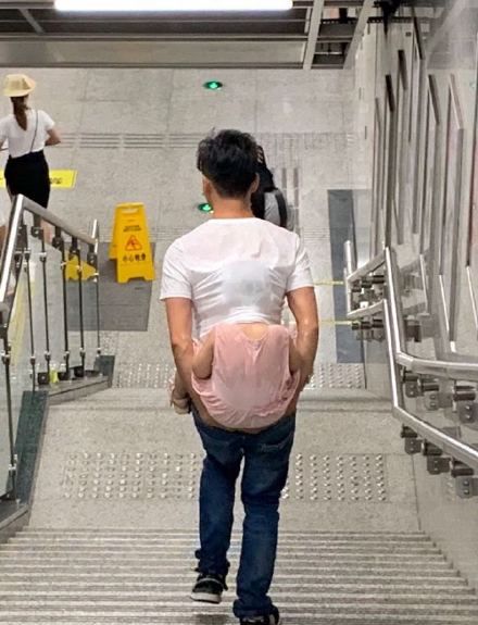 成都的地铁真的很有氛围感,成都的地铁有多浪漫