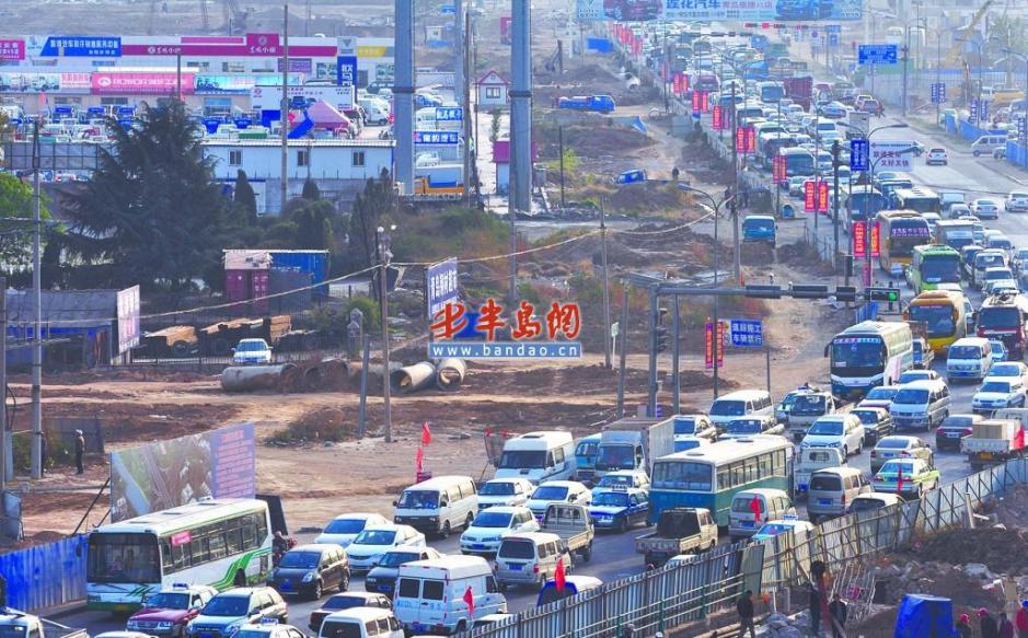 从乡土路到大动脉，十万人义务建设小白干路，奈何殡仪馆至今难迁