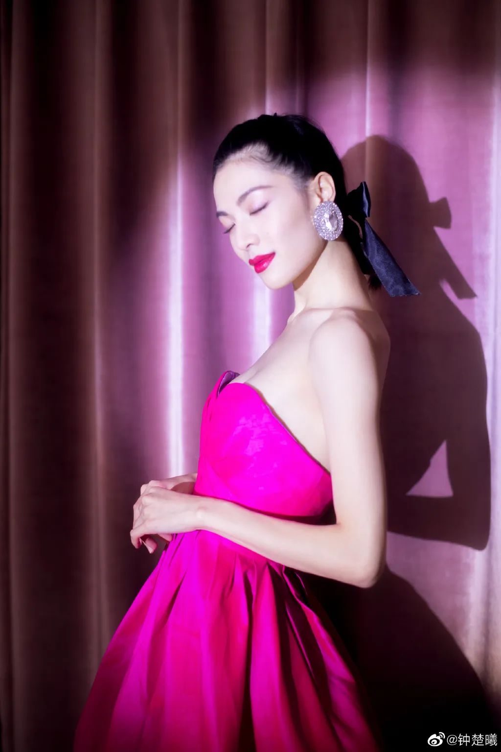 虞书欣说蝴蝶结是她的标志,虞书欣戴发箍