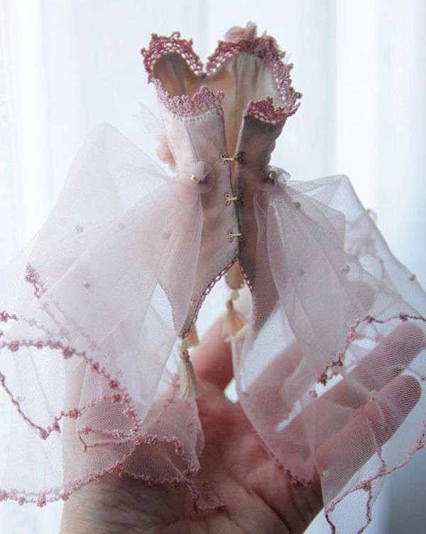 老爸酷爱芭比娃娃？微缩家具做到痴迷！