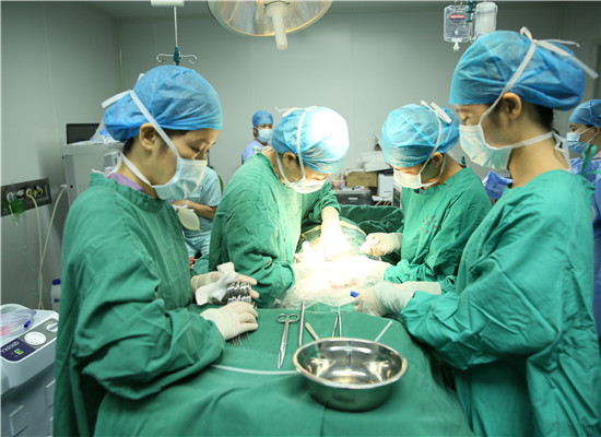 产妇羊水栓塞抢救,产妇羊水栓塞30名医生抢救27小时