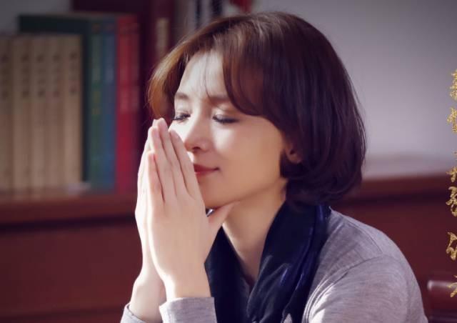 这才是央视才女的样子，笔迹龙飞凤舞，认字如识面