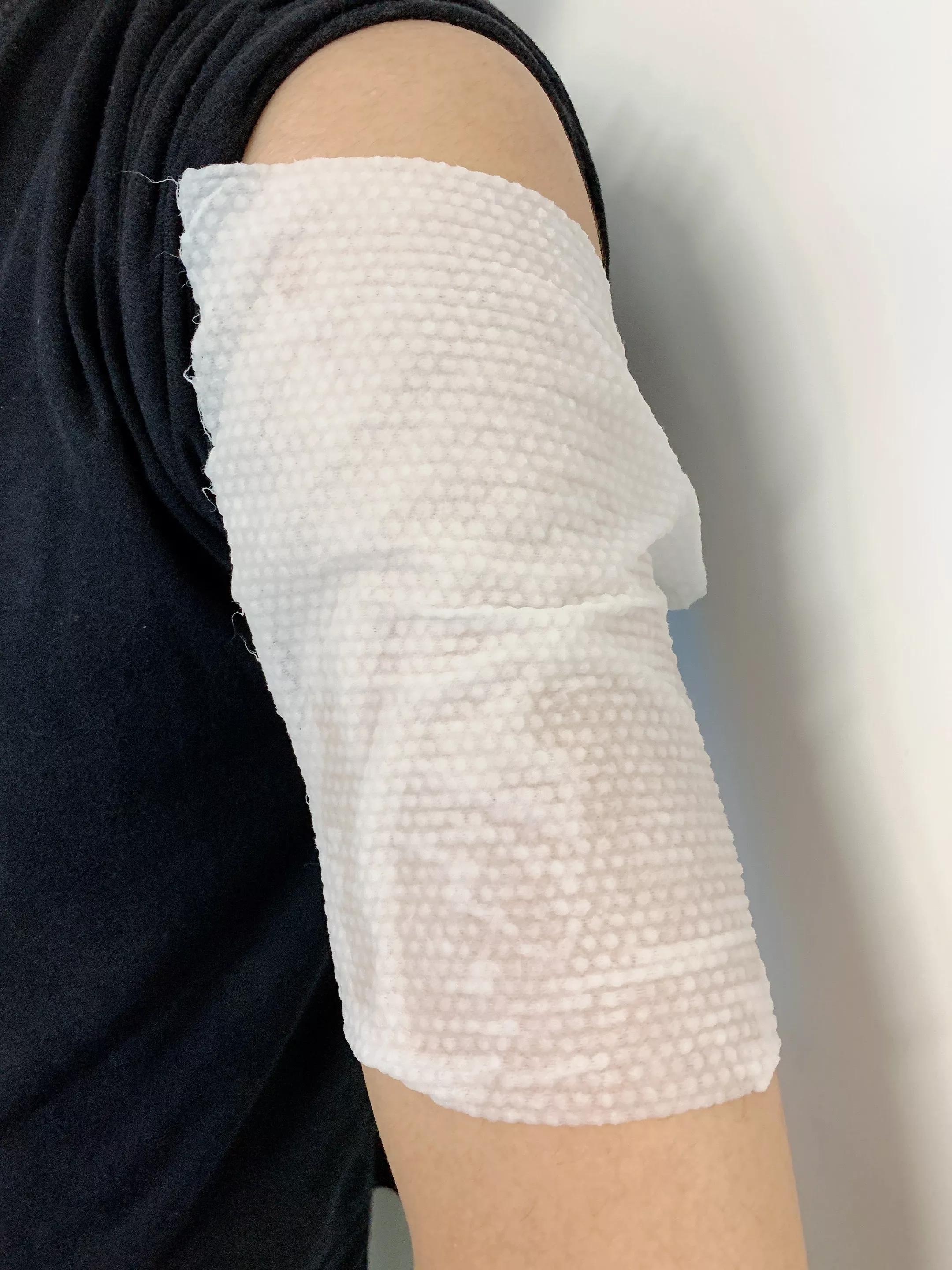 男朋友手臂长小疙瘩是什么原因,男朋友手臂上很多小痘痘是什么