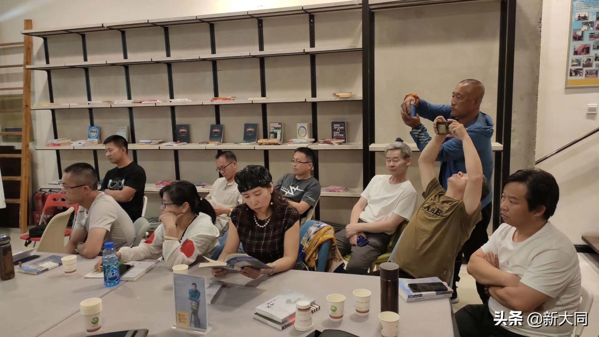 侯建臣：低到尘埃（关于散文集《乱炖》）文学沙龙掠影