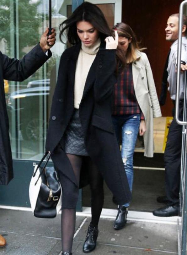 秋冬别总穿裤子了,今年流行“大衣+皮裙”,时髦显贵还很保暖