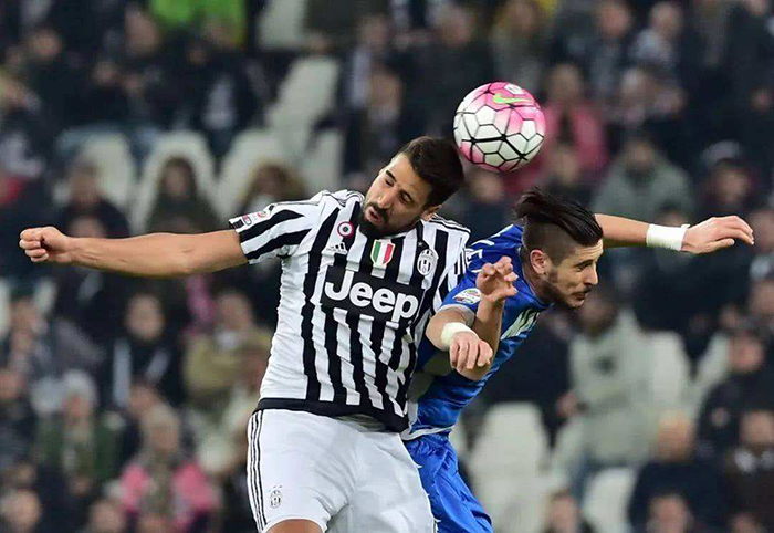 头顶足球不痛吗,头顶足球