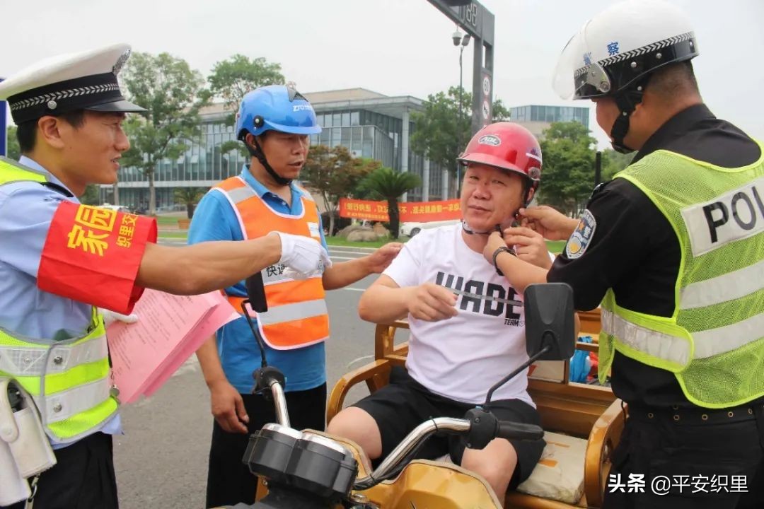 织里公安分局交巡警大队为快递小哥送上交通安全“及时餐”~