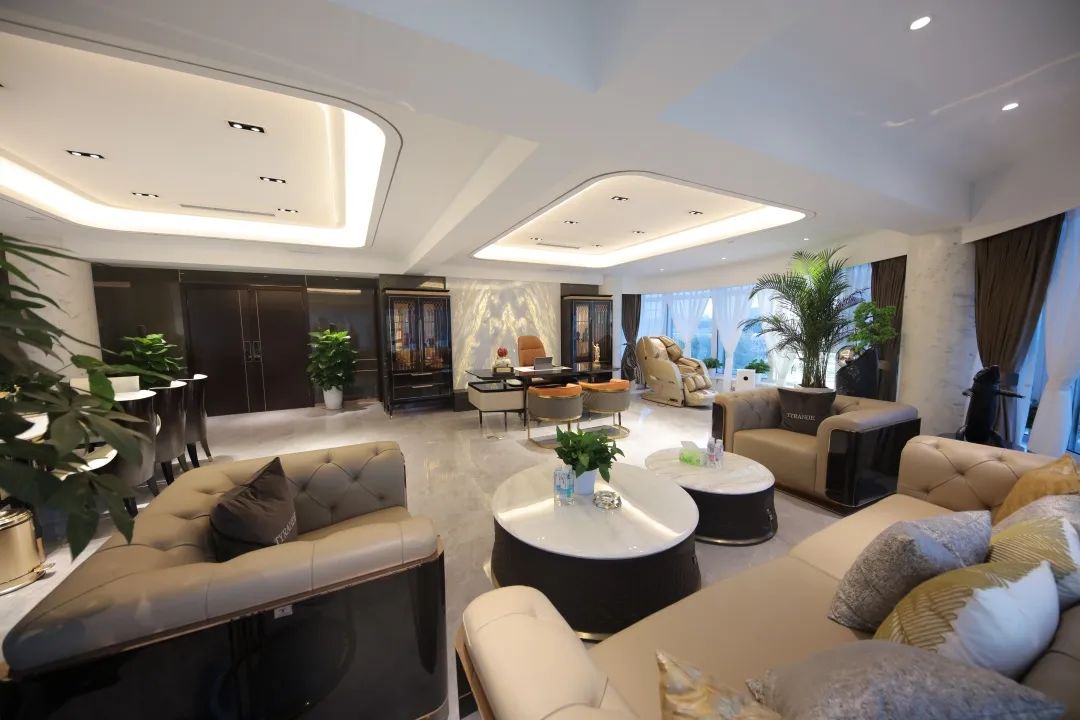 新发地产开大会,新发地产集团大合照