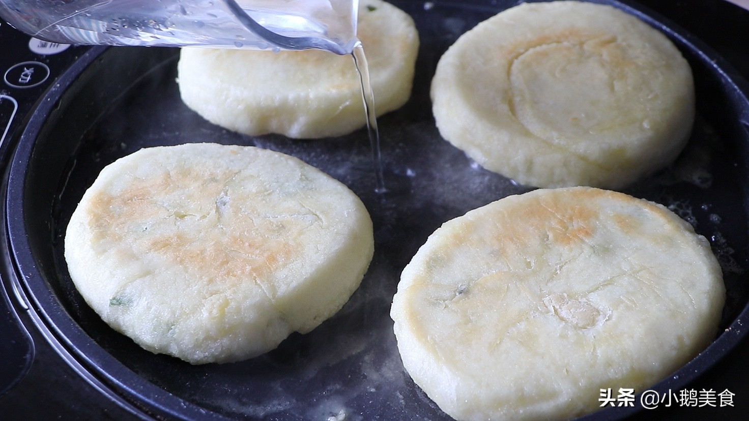 烙饼时多加这一步饼筋道又松软,烙饼又干又硬